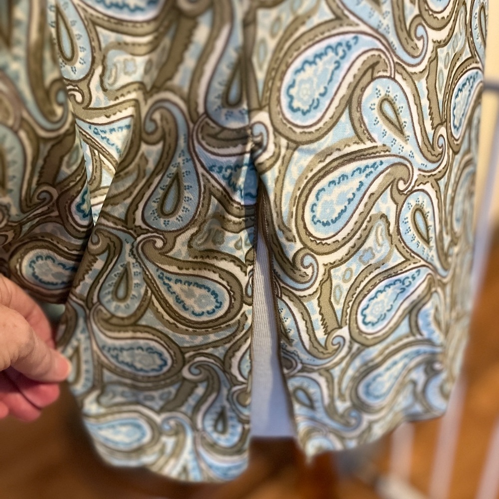 CASSIE’S XL Paisley Print Top. 100% polyester. RUNS SMALL. SEE MEASUREMENTS - Picture 6 of 9